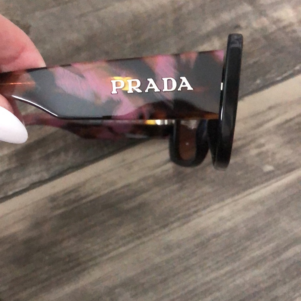 Prada sunglasses comes with a case not a Prada case - Picture 3 of 7